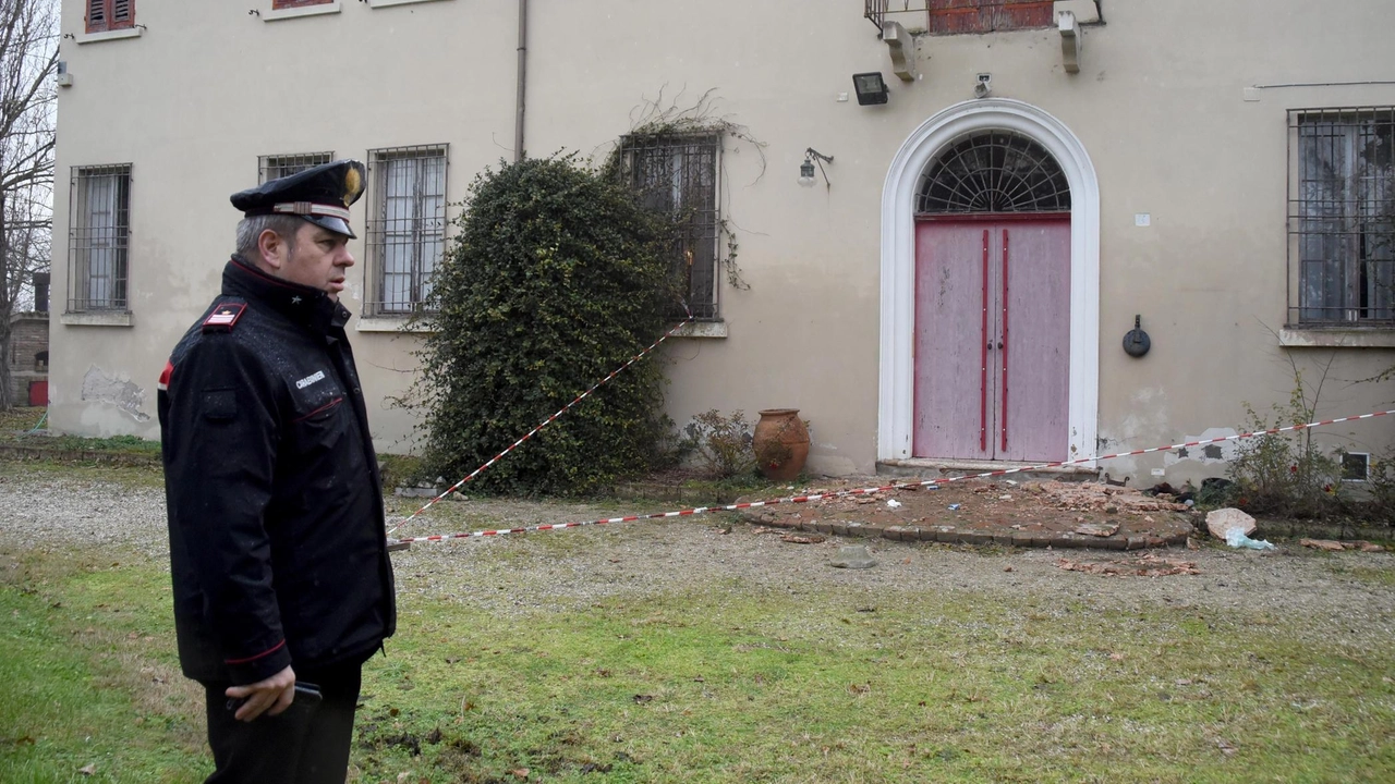 I carabinieri nel giardino di villa Rivani Farolfi, la dimora settecentesca alle porte di Ro