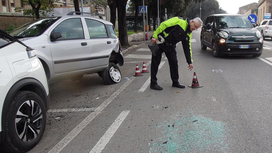 Incidente a Pesaro: perde il controllo e fa filotto sulle auto in sosta, poi cappotta