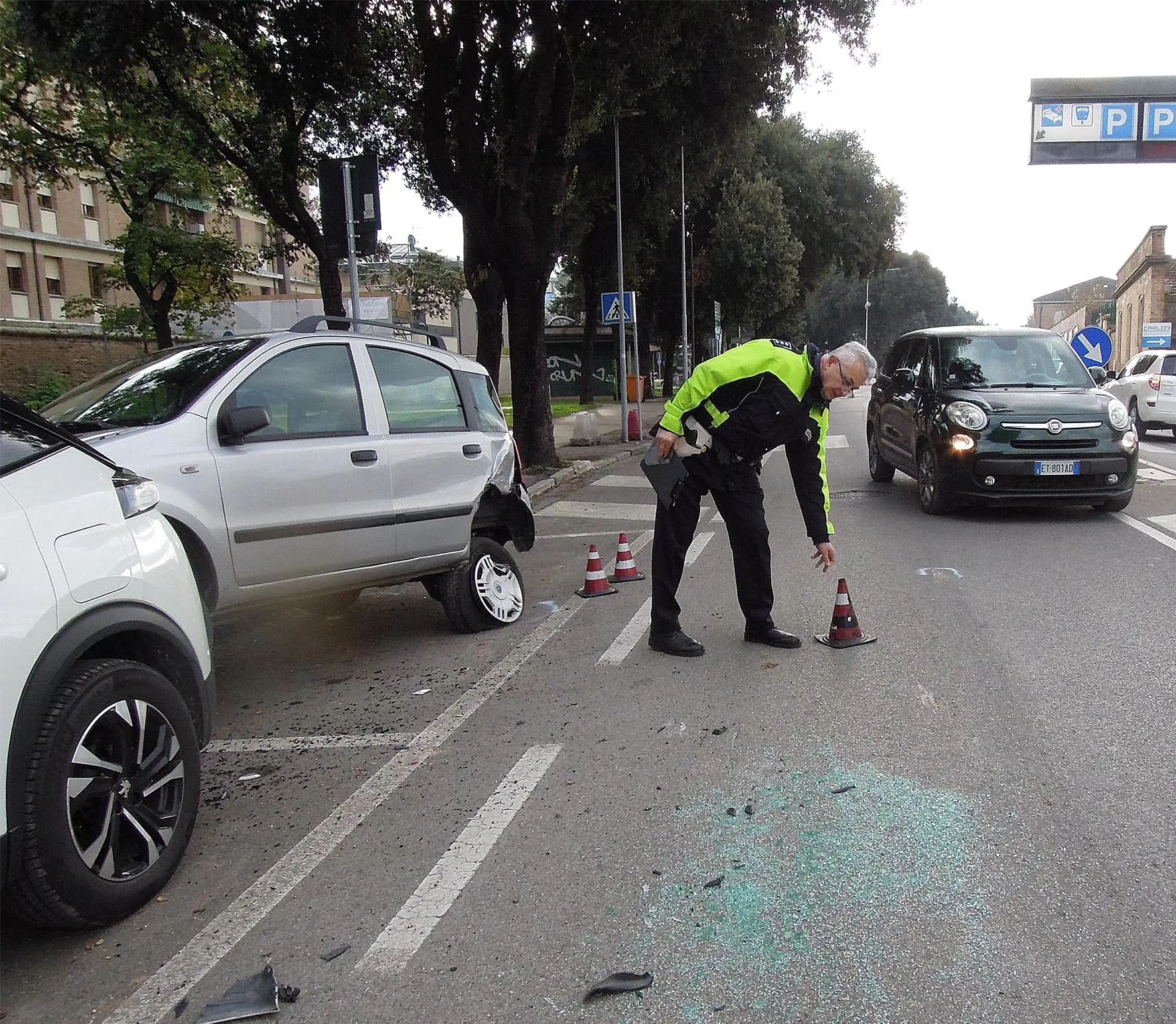 Incidente a Pesaro: perde il controllo e fa filotto sulle auto in sosta, poi cappotta