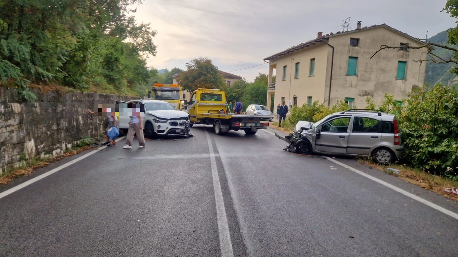 L'incidente stradale tra due auto avvenuto alle porte di Piobbico, in provincia di Pesaro Urbino