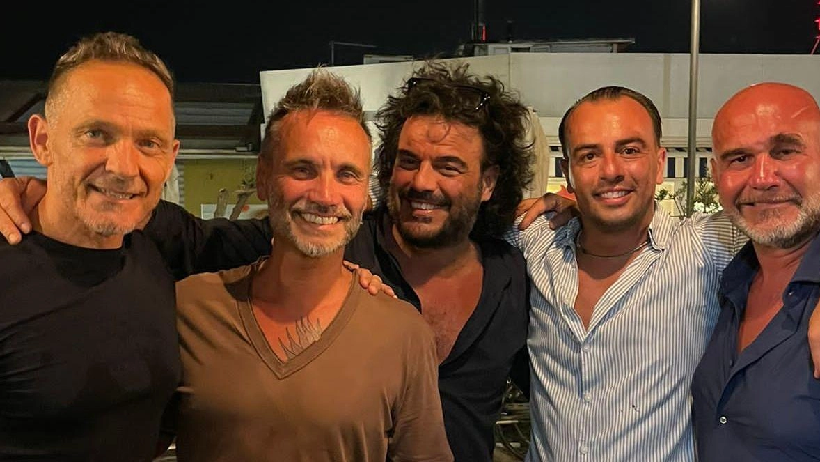 I due cantanti hanno passato la serata allo Chalet del mar durante una breve vacanza nella Perla: selfie finale e grande disponibilità