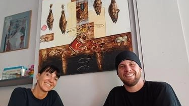 "Fratelli del mare" a Pesaro è una gastronomia da asporto che offre la possibilità di consumare sul posto pesce fresco preparato al momento. Un luogo semplice e autentico nel quartiere di Pantano, dove si possono gustare piatti tradizionali a prezzi accessibili, accompagnati da vini locali nel weekend.