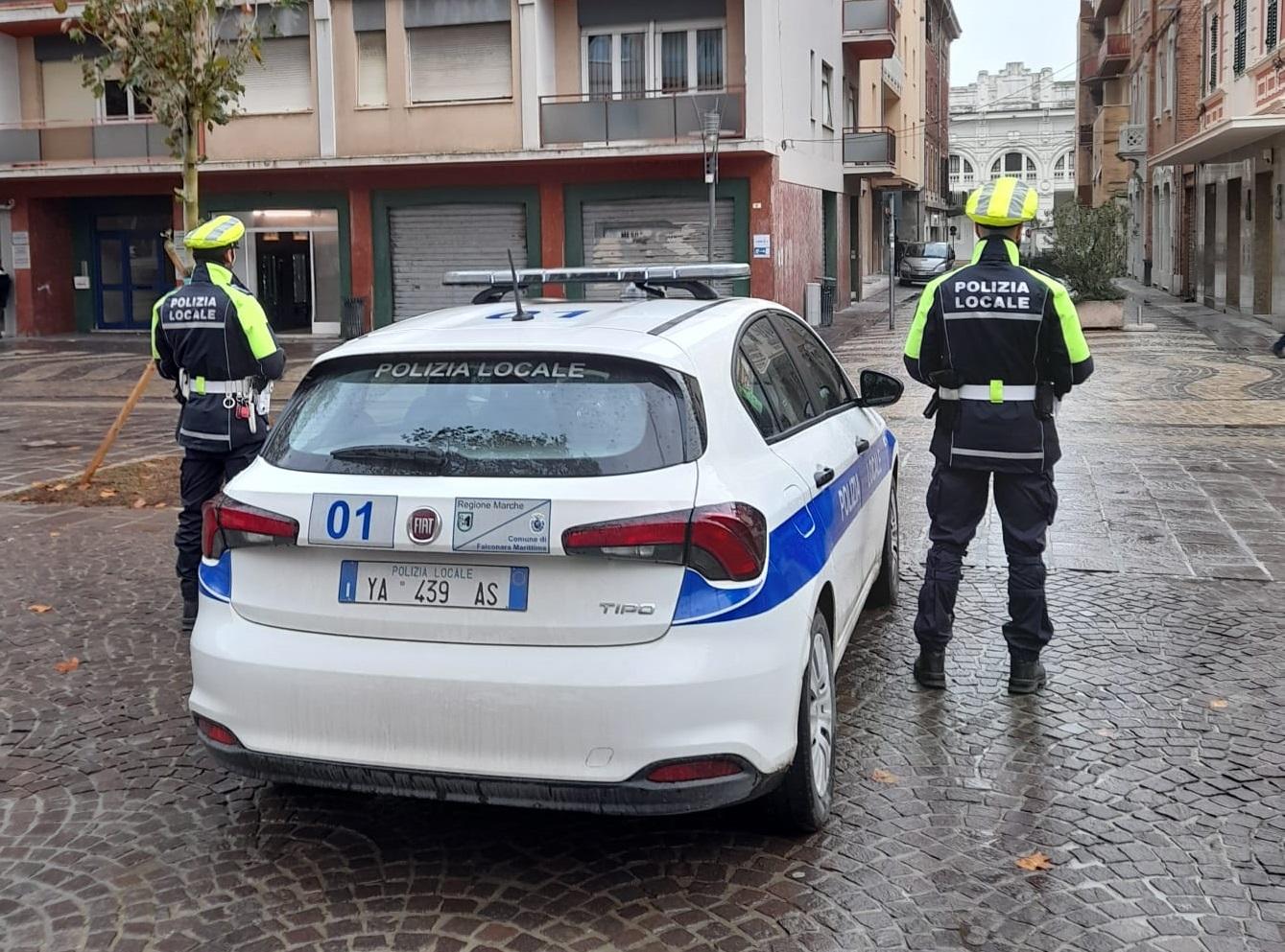 Aggredisce un giovane, poi prova a rubare alcolici: denunciato