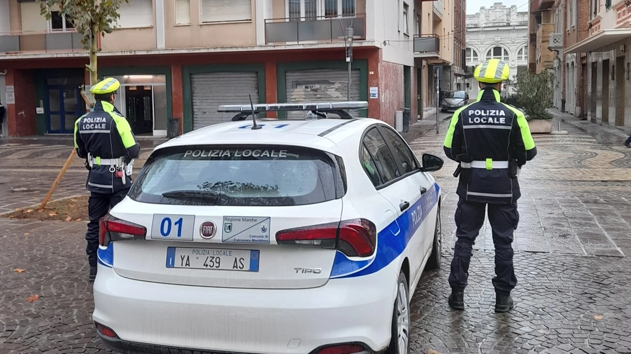 La Polizia locale in piazza Mazzini, fronte stazione ferroviaria