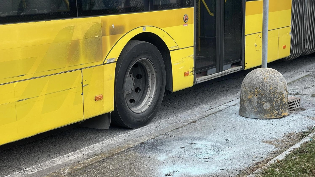 Nuovi atti vandalici al deposito Seta. Bottiglia incendiaria contro un bus: "Questi gesti non ci intimidiscono"