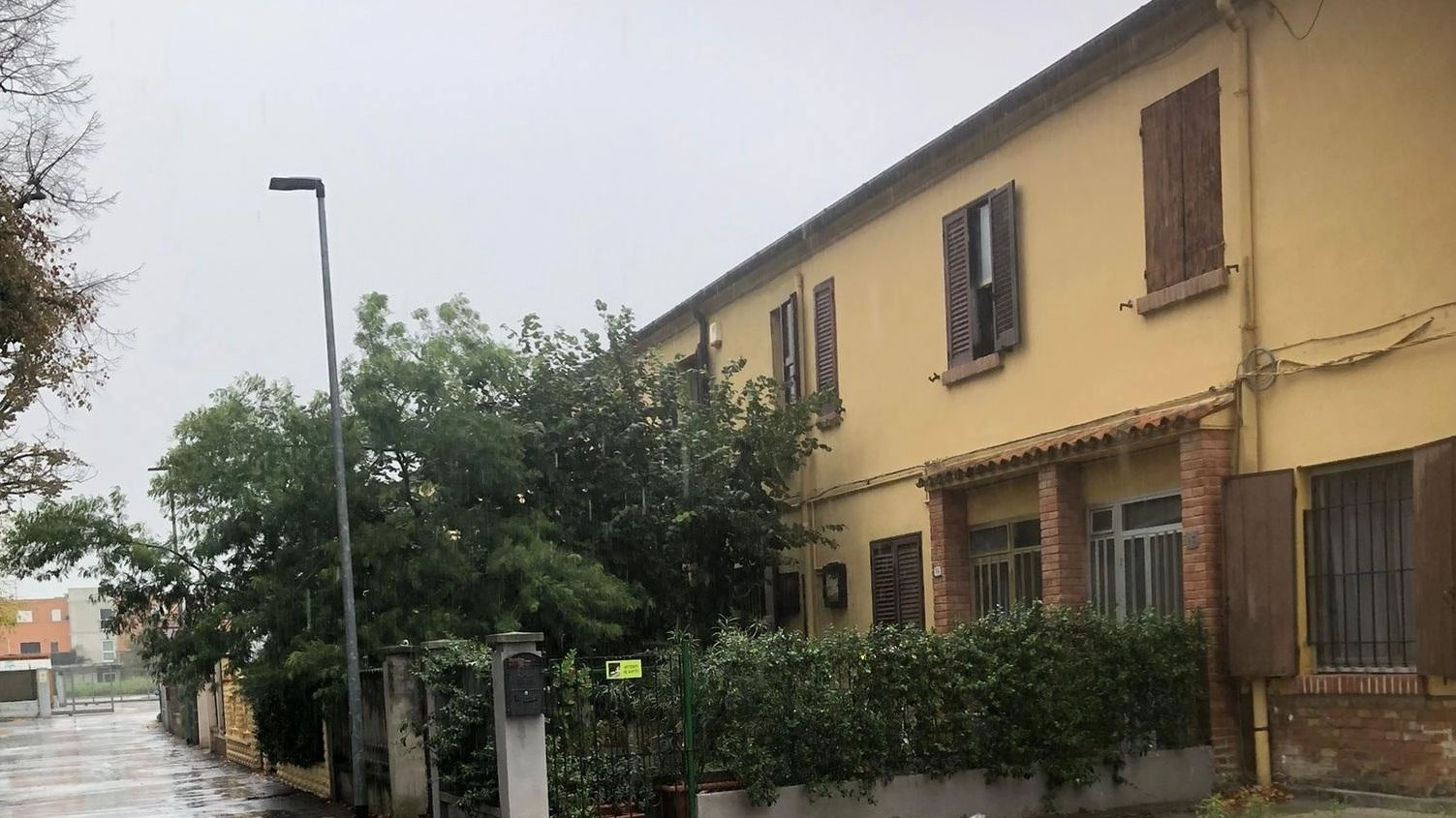 Famiglia occupa una casa disabitata. I residenti: "Temiamo per la sicurezza"