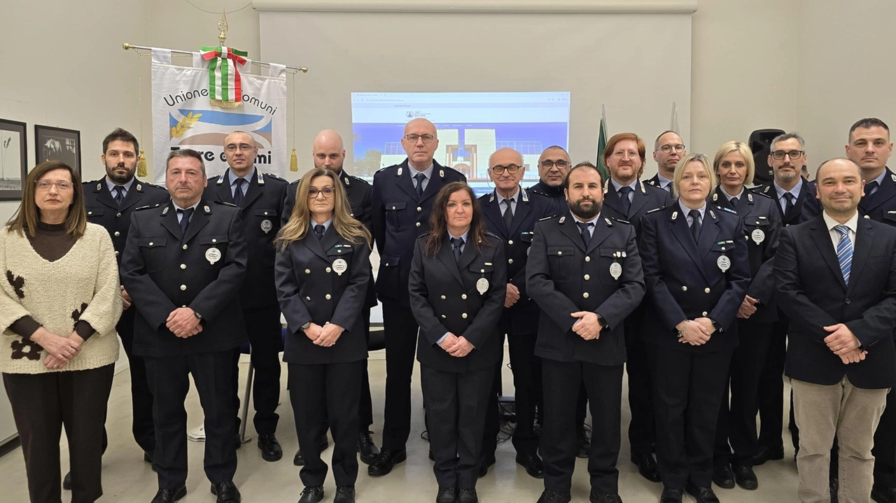 La polizia locale al completo con il sindaco Fabrizio Pagnoni