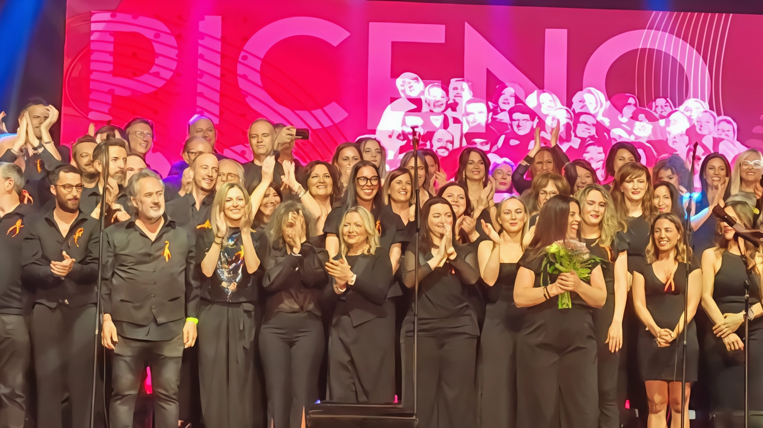 Il Piceno Pop Chorus ha ottenuto successo a Roma con uno spettacolo solidale sulla sclerosi multipla al Teatro Parioli-Costanzo. Prossimi concerti in regione e medley di Marco Mengoni.