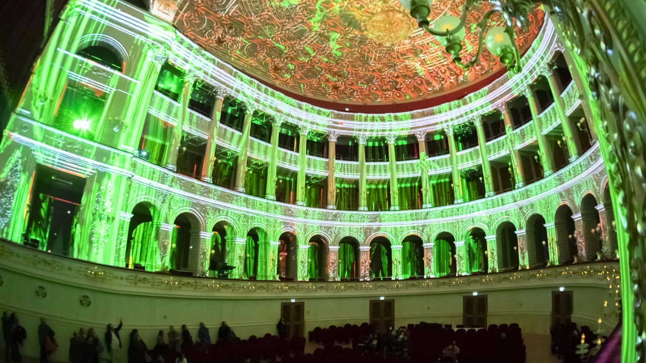 L'interno del teatro Galli di Rimini, durante uno spettacolo di video mapping