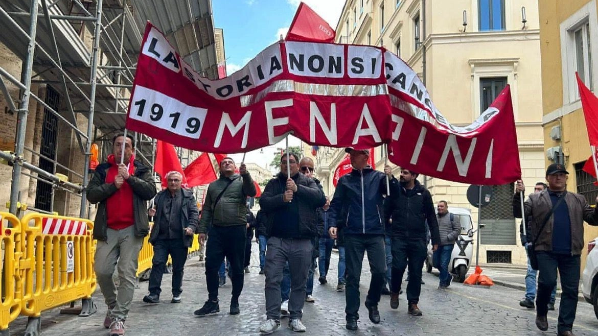 I dipendenti dell’ex Bredamenarini di entrambi gli stabilimenti si sono riuniti in assemblea dopo aver ricevuto la notizia via pec della nuova proprietà che annunciava lo stop della produzione a Bologna