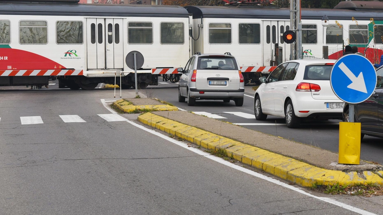 Caos e paura ieri mattina alle 8,30 in via Morane. Una donna in coda è rimasta bloccata. Immediatamente sospeso il transito dei treni tra le proteste dei tantissimi pendolari.