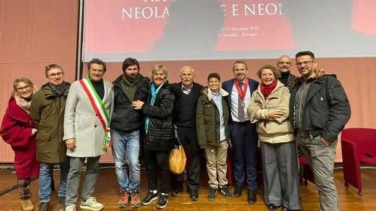 Berti , con la medaglia, alla premiazione. Presente anche il sindaco Ghini