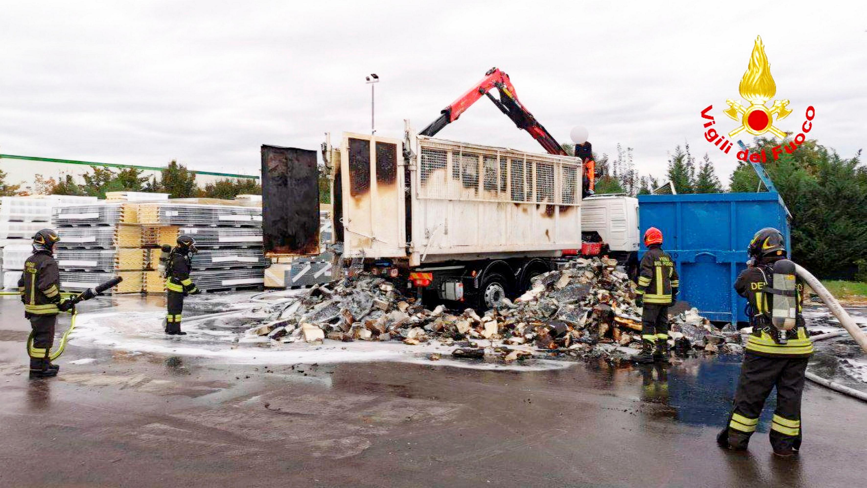 Si incendia un camion vicino ad un’ azienda in piazzale Sraffa: paura a Cesena