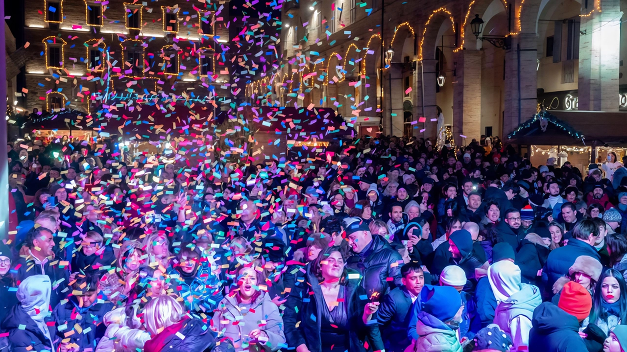 Tanti giovani si sono ritrovati per festeggiare l’evento organizzato dal Comune: note per tutti i gusti, con la voce di Stefano Castori e Mario Mazzaferro dj. Trascinante l’esibizione live di NEja.