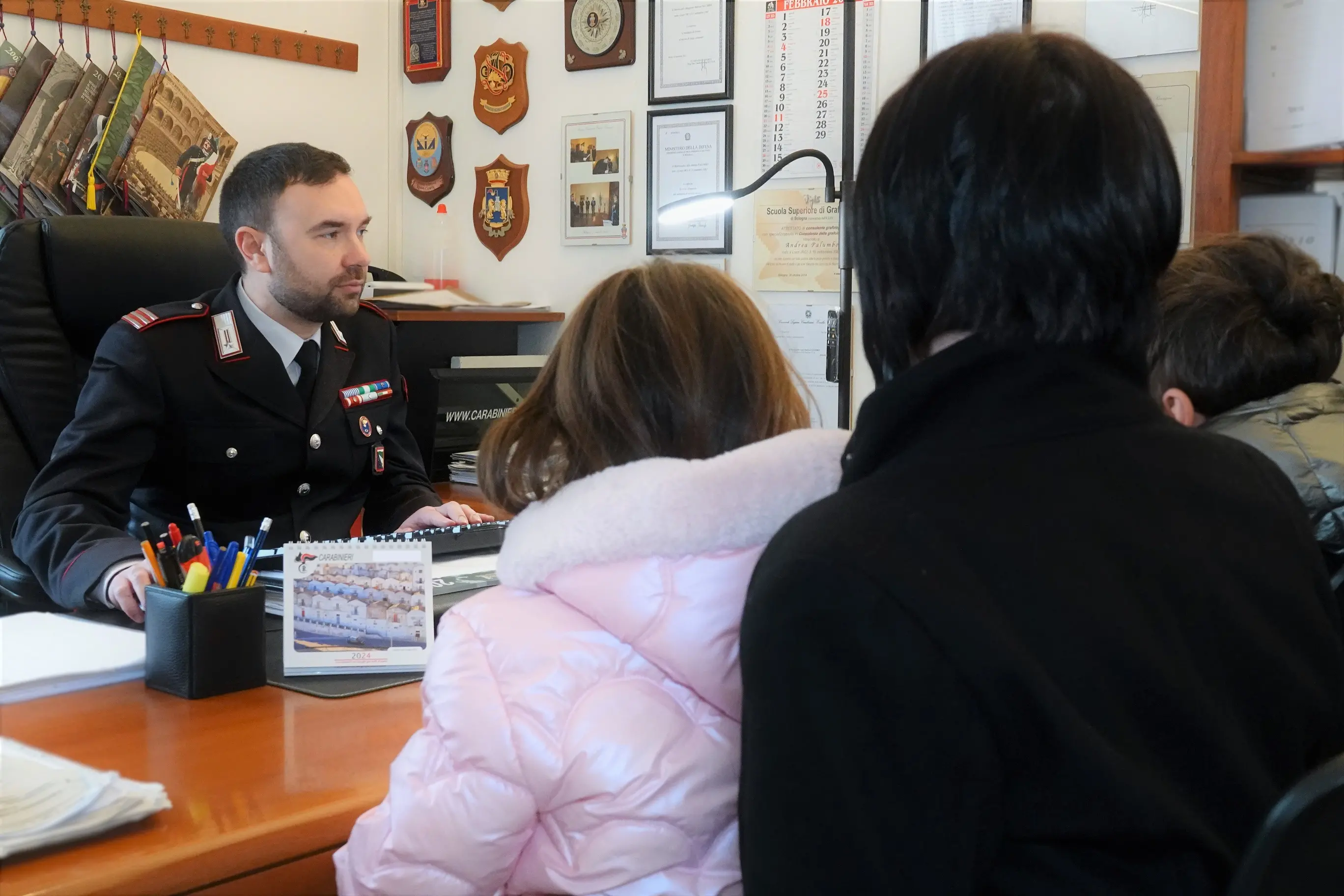 Padre-padrone maltratta e minaccia le figlie a Bologna, applicato il braccialetto elettronico