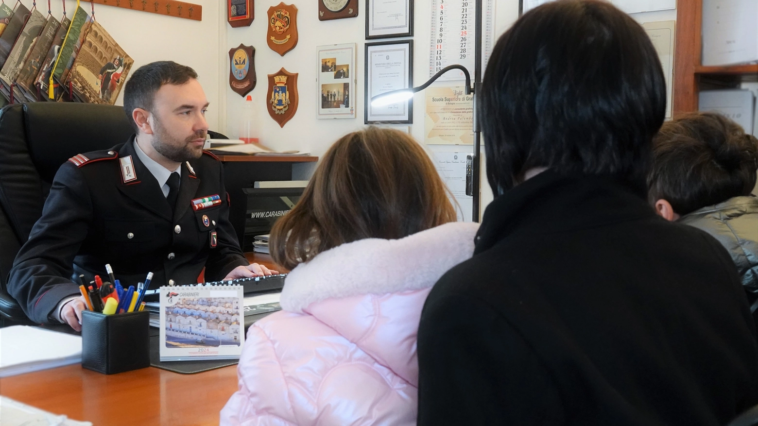 La madre delle ragazze maltrattate si è rivolta ai carabinieri