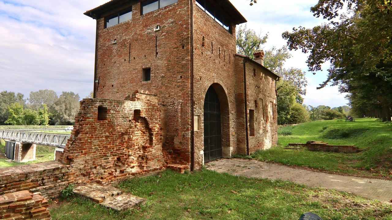 Ferrara si prepara al trentennale del riconoscimento Unesco con un aggiornamento al Piano di Gestione e la riapertura della Porta degli Angeli come hub Unesco. Lavoro coordinato con finanziamenti e coinvolgimento di istituzioni per valorizzare il patrimonio culturale e naturale del territorio.