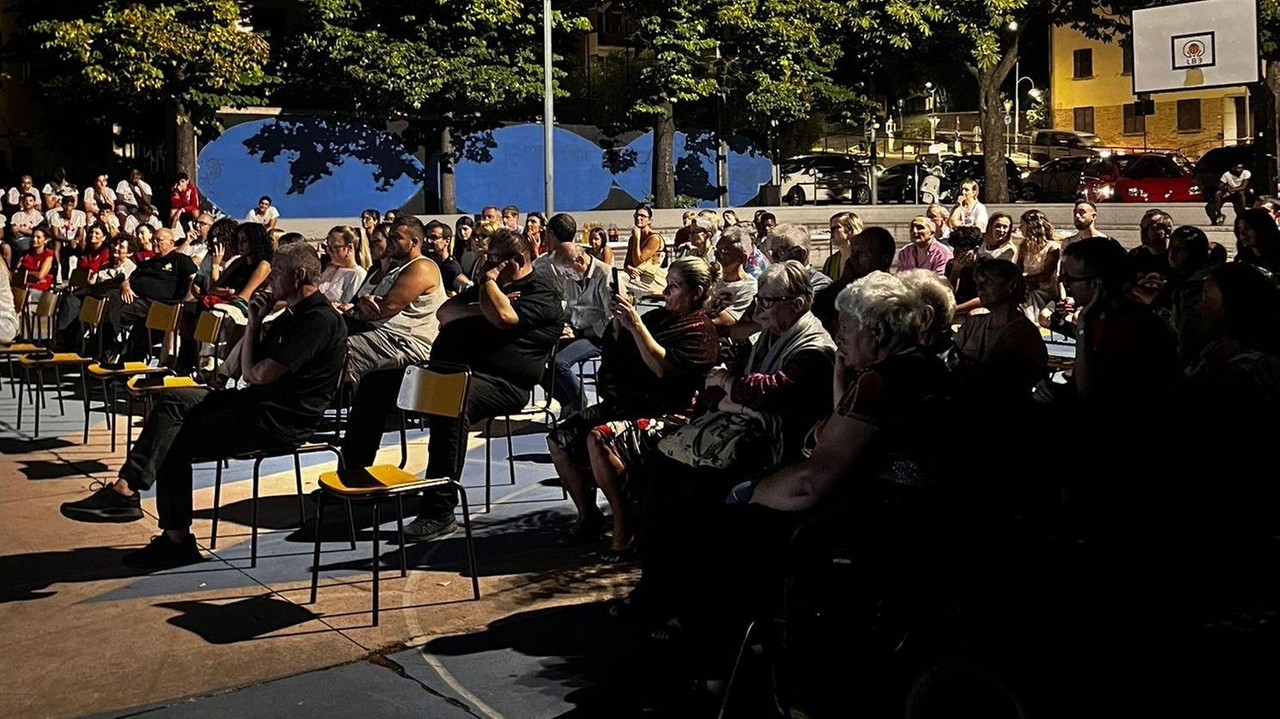 A PESARO, il progetto CaSa 33 di Alex Bragagnolo promuove l'integrazione attraverso il calcio, coinvolgendo ragazzi multietnici in una squadra che si allena presso la parrocchia di Montecchio. La presentazione della nuova formazione ha coinvolto la comunità locale e autorità sportive.