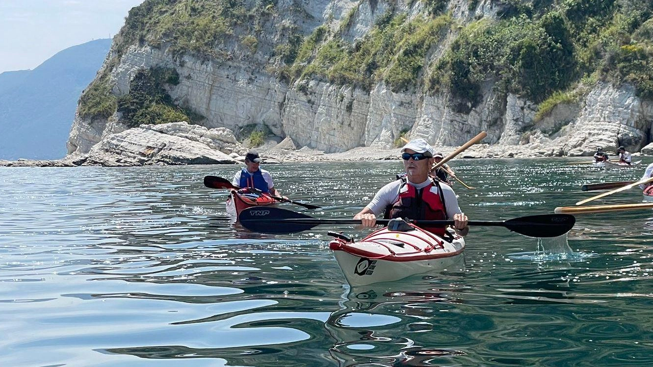 Tra sport e ambiente . Da tutta Italia al Conero in nome del kayak da mare: "Una costa meravigliosa"
