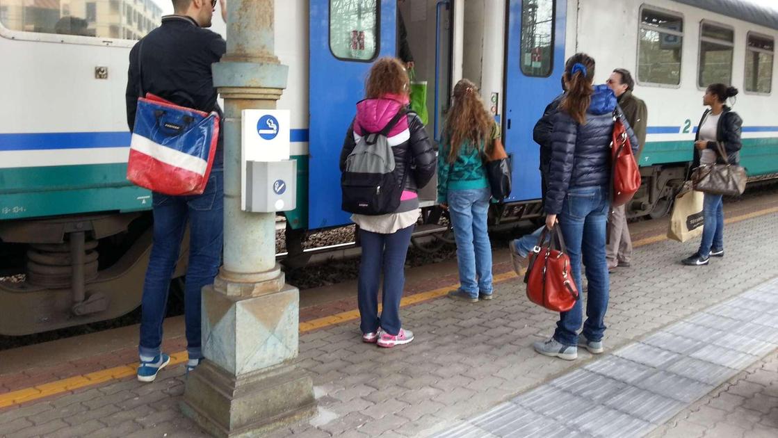 "Treni, troppi ritardi e disservizi. Il sindaco coinvolga la Regione"