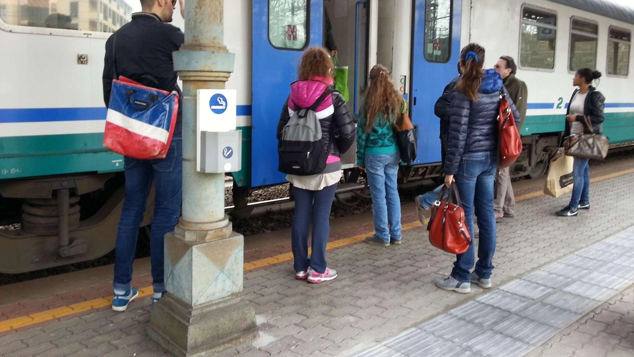 I pendolari pronti a salire sul treno per raggiungere Università, scuole superiori o il posto di lavoro (. foto di repertorio