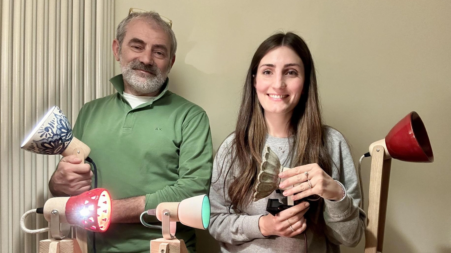 Sandro e Marta Valentini hanno creato insieme Woody&Co. Lui, un impiego nell’informatica, ama la lavorazione del legno. Lei, visual designer, si occupa dell’estetica e dei materiali .