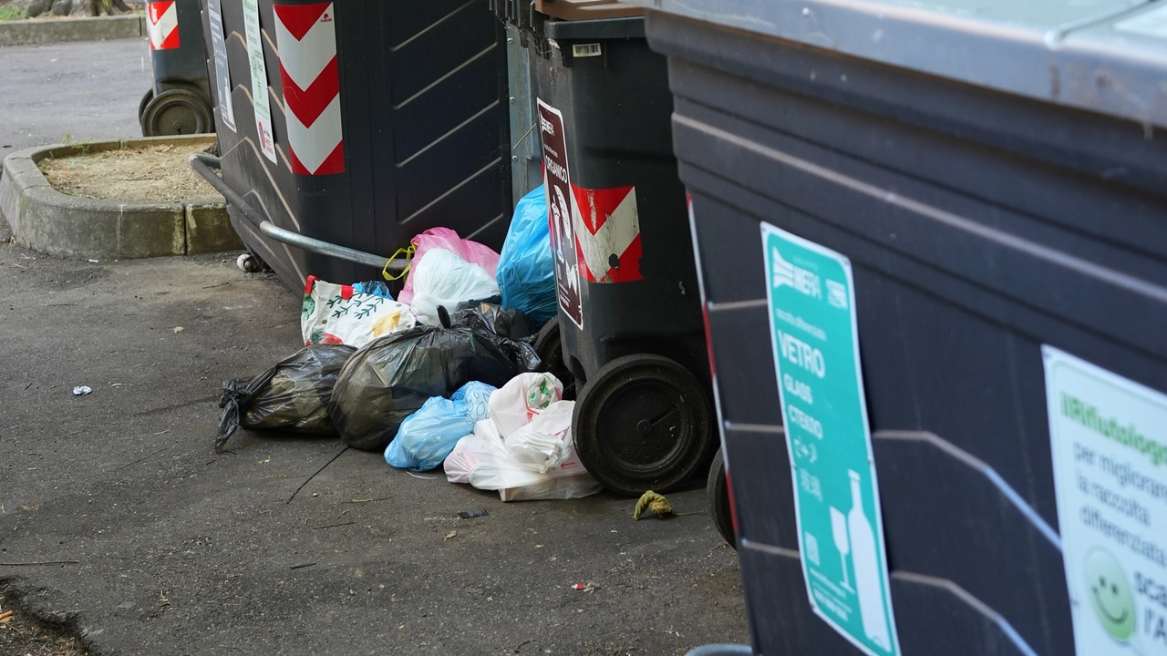 Rifiuti abbandonati in via Mascagni