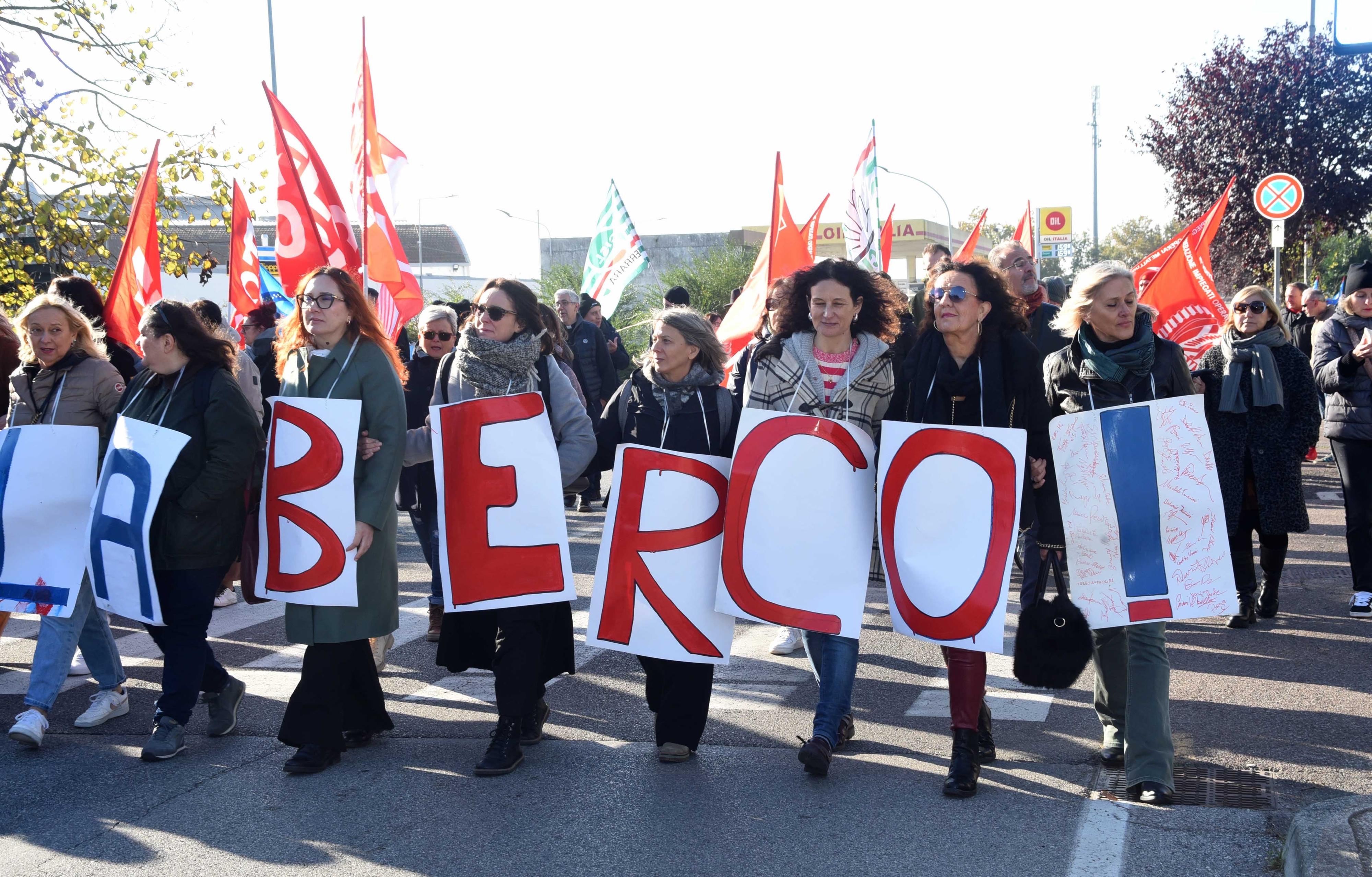 Berco, 120 ore di sciopero: “Briciole in busta paga”. Spesa sospesa agli operai