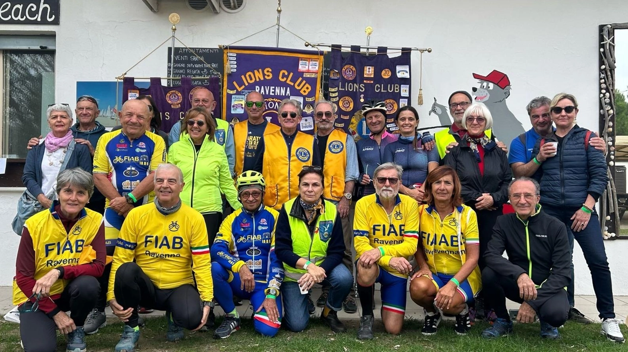 Manifestazione ‘Pedalata solidale’ dei Lions di Ravenna per raccogliere fondi per le comunità colpite dalle alluvioni del 2023 e 2024. Partenza dagli giardini pubblici, arrivo al Bagno Baloo con la Fiab di Ravenna.