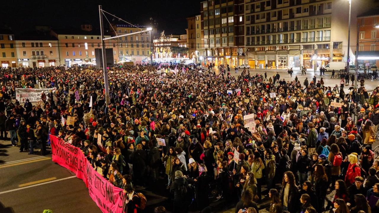 Dai collettivi fino alle famiglie con bambini, il grande corteo: "Ci vogliamo vive, libere, arrabbiate: insieme siamo più forti". Cori contro Meloni e Israele. E in via Irnerio la scritta contro il patriarcato.