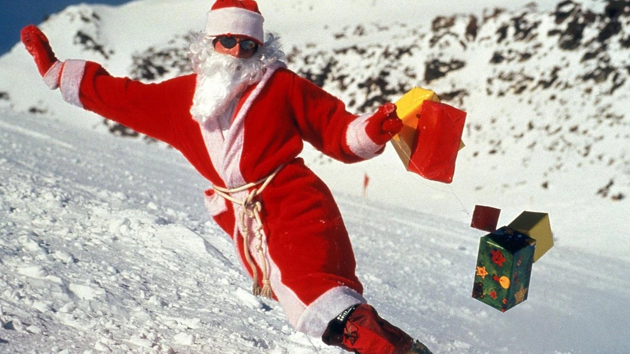 Un babbo Natale sciatore nelle piste innevate Quest’anno ci sarà la possibilità di vedere qualche fiocco di neve anche a quote molto basse