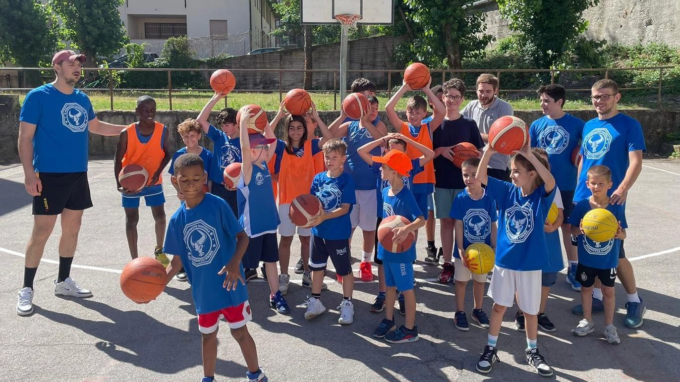 Il campetto da basket rinasce con i piccoli allievi di Francesco