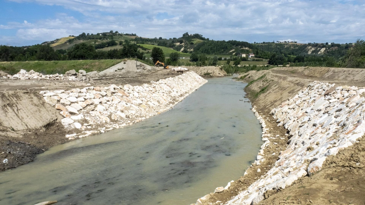 Il fiume ha rotto l’argine mercoledì e ha diretto il suo corso nell’area destinata a diventare il secondo ’contenitore’ d’acqua della zona. Ma i lavori sono bloccati da quindici anni.