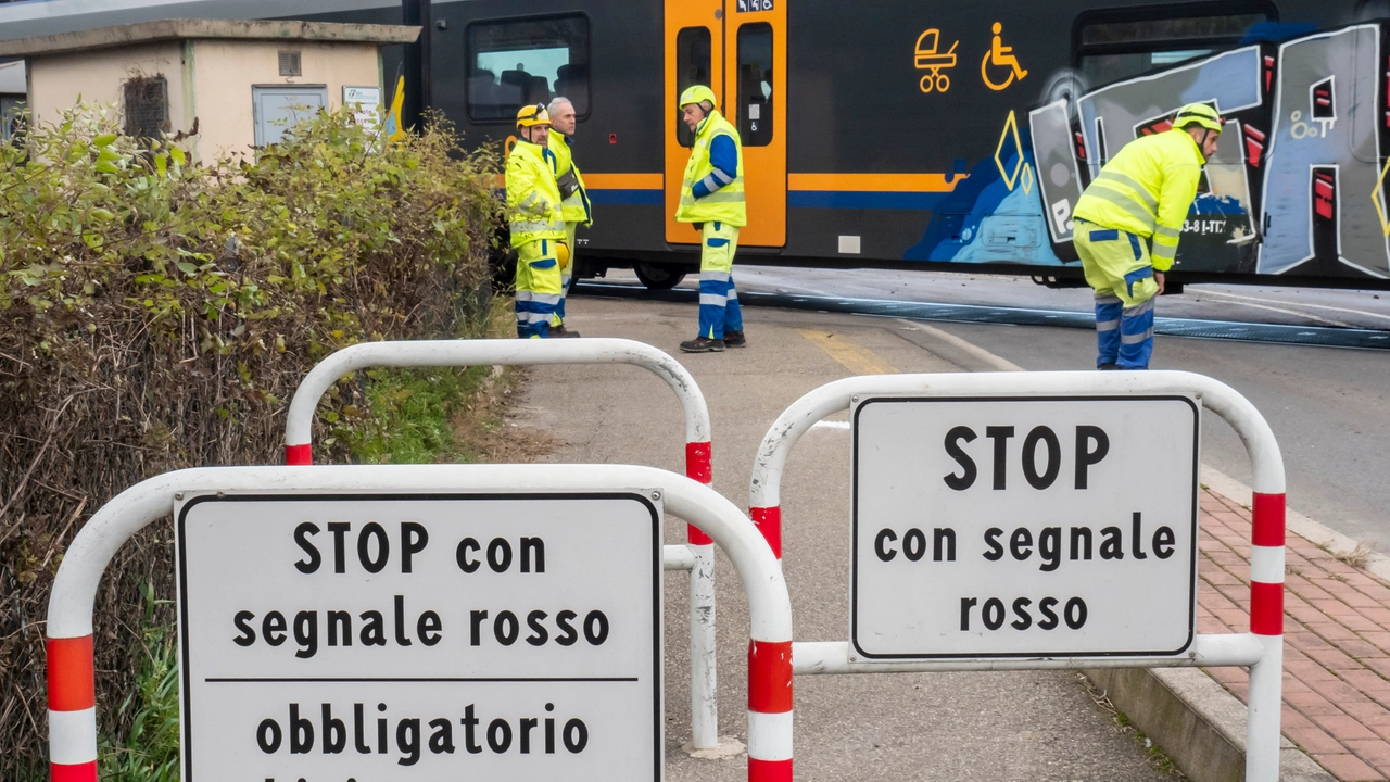 La donna avrebbe tentato di attraversare i binari, ma un treno era in arrivo (foto Tedioli)