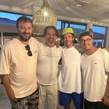 Valentino Rossi, Cremonini e Uccio: che trio in spiaggia a Misano dopo le nozze di Bagnaia