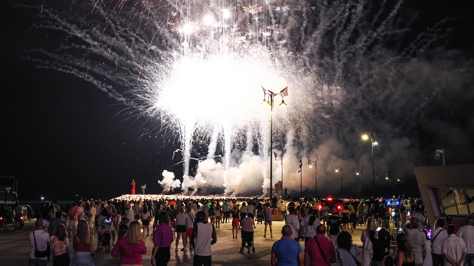 Notte rosa 2024 a Rimini, i fuochi d'artificio  (foto Petrangeli)