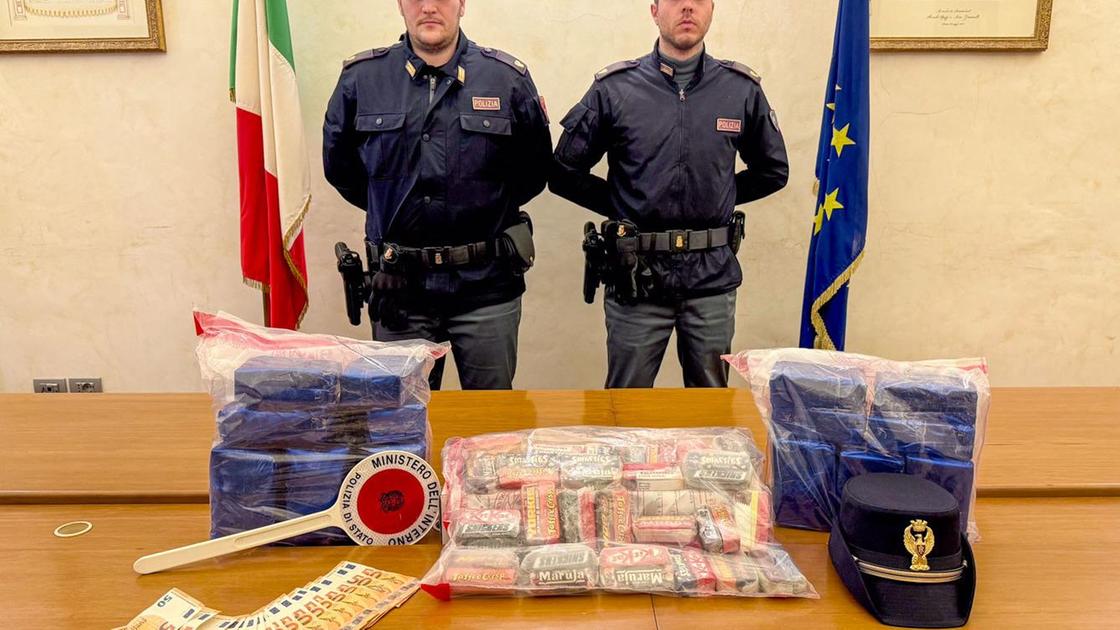 Hashish a fiumi . Droga impacchettata con la carta degli snack. Caccia al magazzino