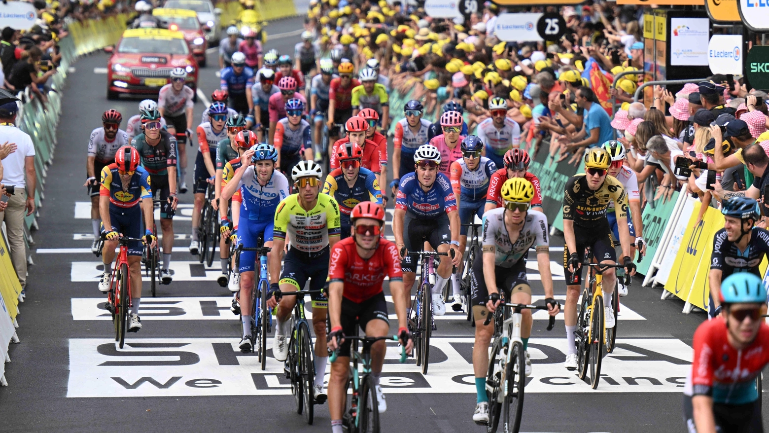 Uno scatto dell'edizione 2023 del Tour de France che quest'anno parte per la prima volta dall'Italia (foto di repertorio)