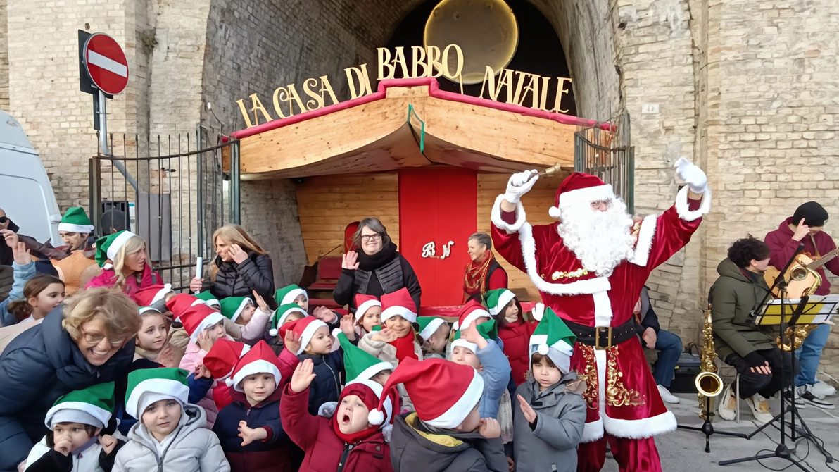 Visita la Casa di Babbo Natale a Fermo fino al 6 gennaio. Un'esperienza incantata per grandi e piccini tra elfi e magia.