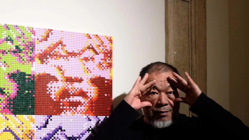 Ai Weiwei porta la sua mostra "Who am I?" a Palazzo Fava a Bologna, con opere che spaziano tra video, Lego e ceramica antica. Un'esperienza artistica e civile da non perdere, con visite guidate e laboratori per bambini.