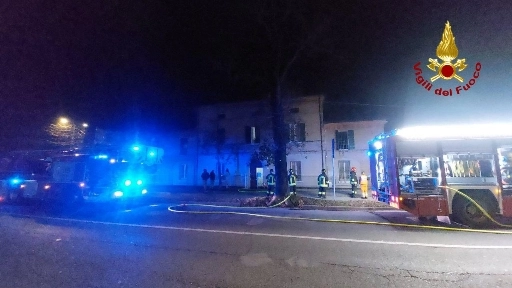 Vigili del fuoco al lavoro in viale Roma