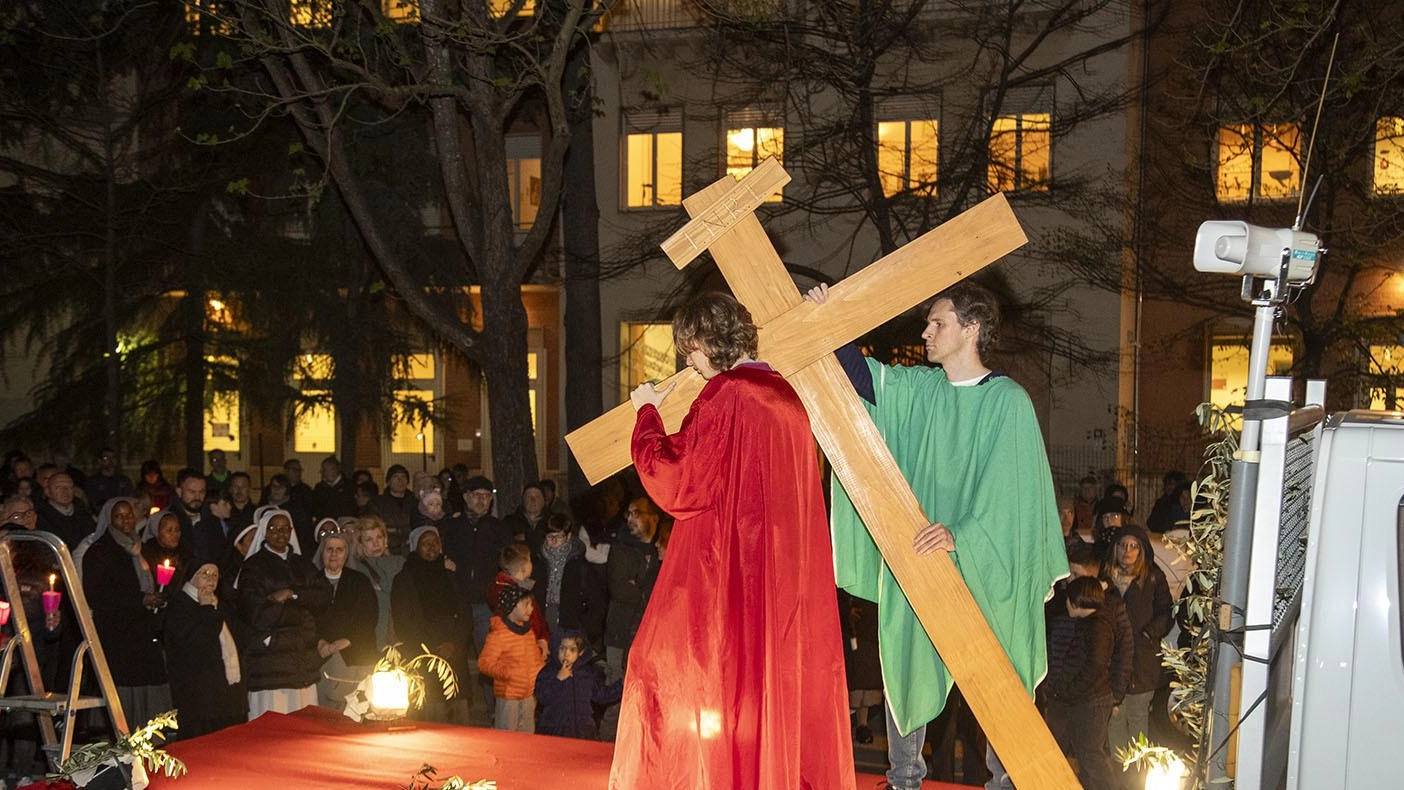 Folla alla Via Crucis. Cittadini in preghiera per la pace nel mondo: "Gesù sia d’esempio"