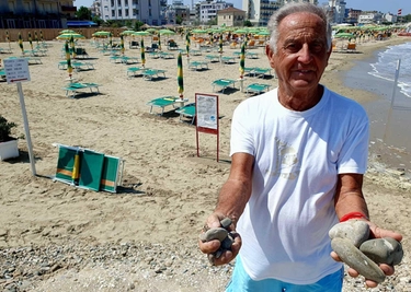 Bufera sulla spiaggia libera: "Ho alzato un muro di lettini per difendere il mio stabilimento"