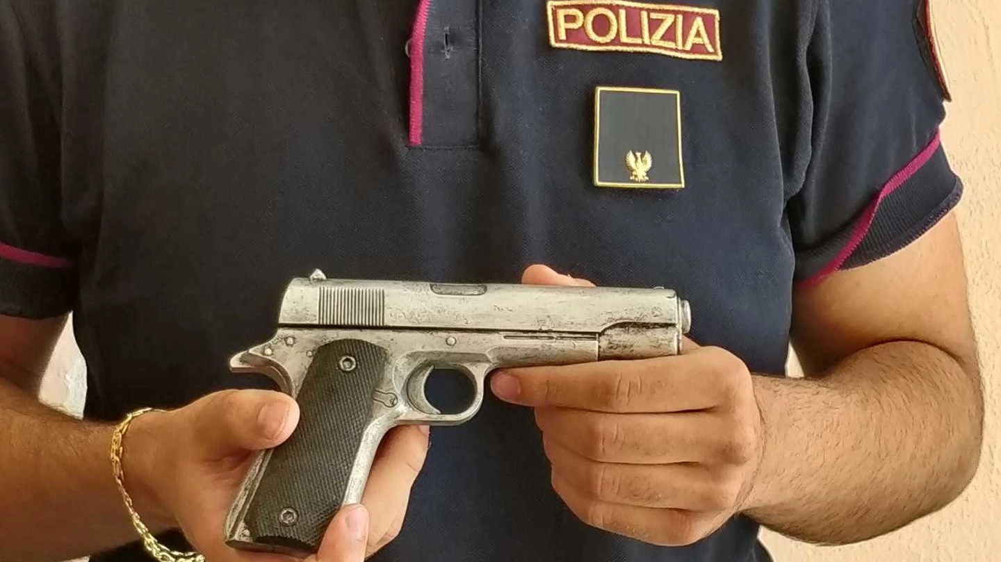 La pistola automatica giocattolo sequestrata dalla polizia di Imola