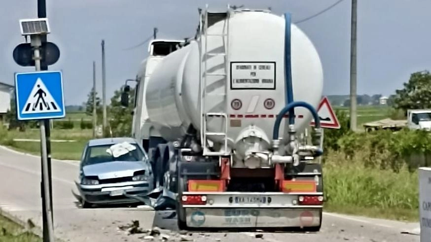 I vigili del fuoco hanno liberato la donna rimasta intrappolata. La dinamica è al vaglio degli agenti della polizia locale .