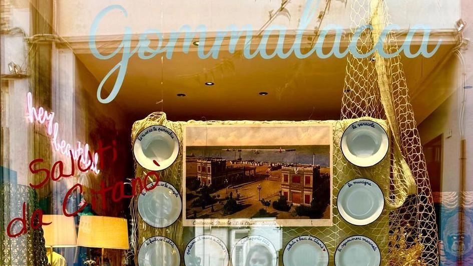 Il negozio Gommalacca Deco di Civitanova vince il contest di Gustaporto con piatti vintage dedicati alle ricette tradizionali marinare. Un omaggio alla storia e alle tradizioni della città, celebrando l'unicità e l'importanza della conservazione del patrimonio culturale.