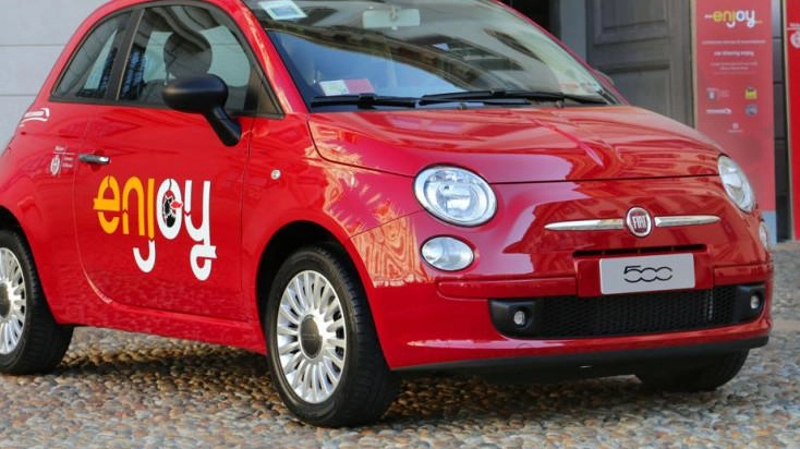 A Rimini arriva il carsharing Enjoy, gestito da Eni, che permette di noleggiare auto tramite un'app. Tariffe a tempo, con Fiat 500 Hybrid disponibili all'aeroporto. Restituzione obbligatoria nello stesso punto. Servizio già presente in 58 città italiane.