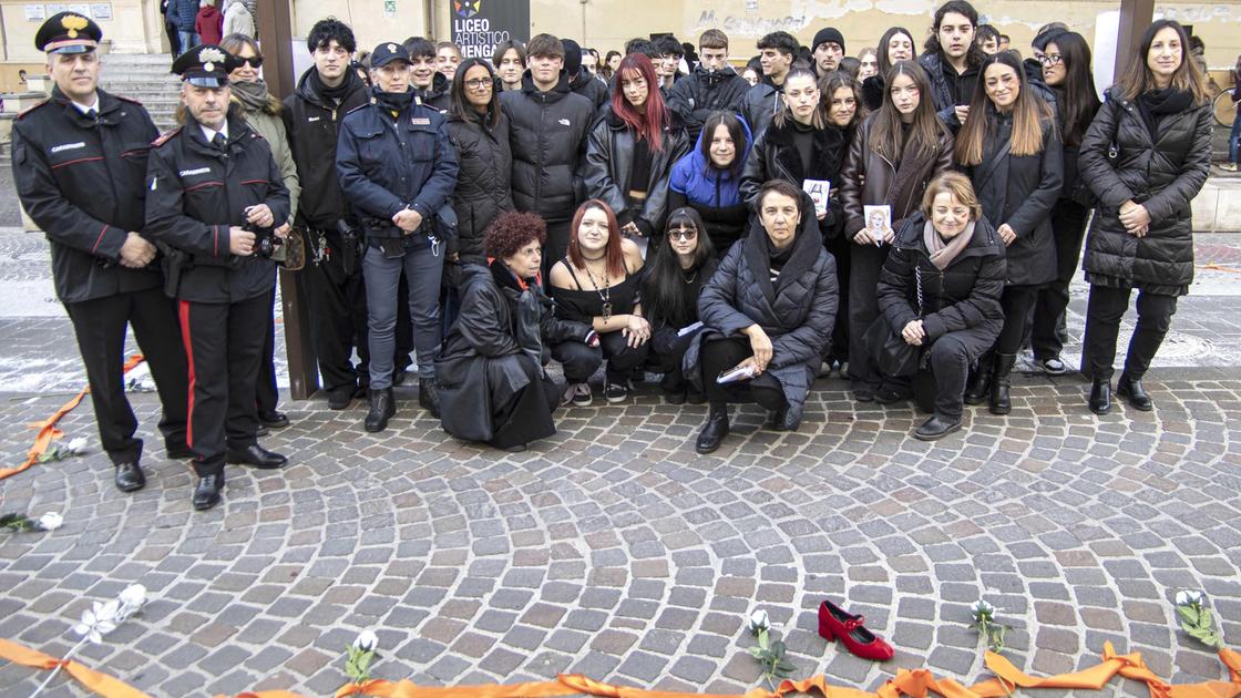 Le rose, un nastro, il cerchio. Gli studenti proteggono le donne: "Non devono più sentirsi sole"