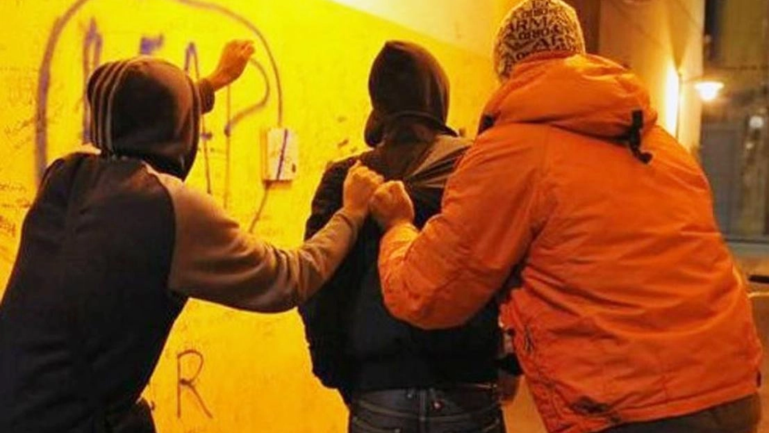 Tommaso, 17 anni, spiega che i giovani modenesi hanno paura delle baby gang che imperversano in centro soprattutto la sera