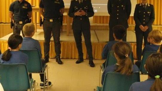 Studenti a lezione di legalità dalla guardia di finanza